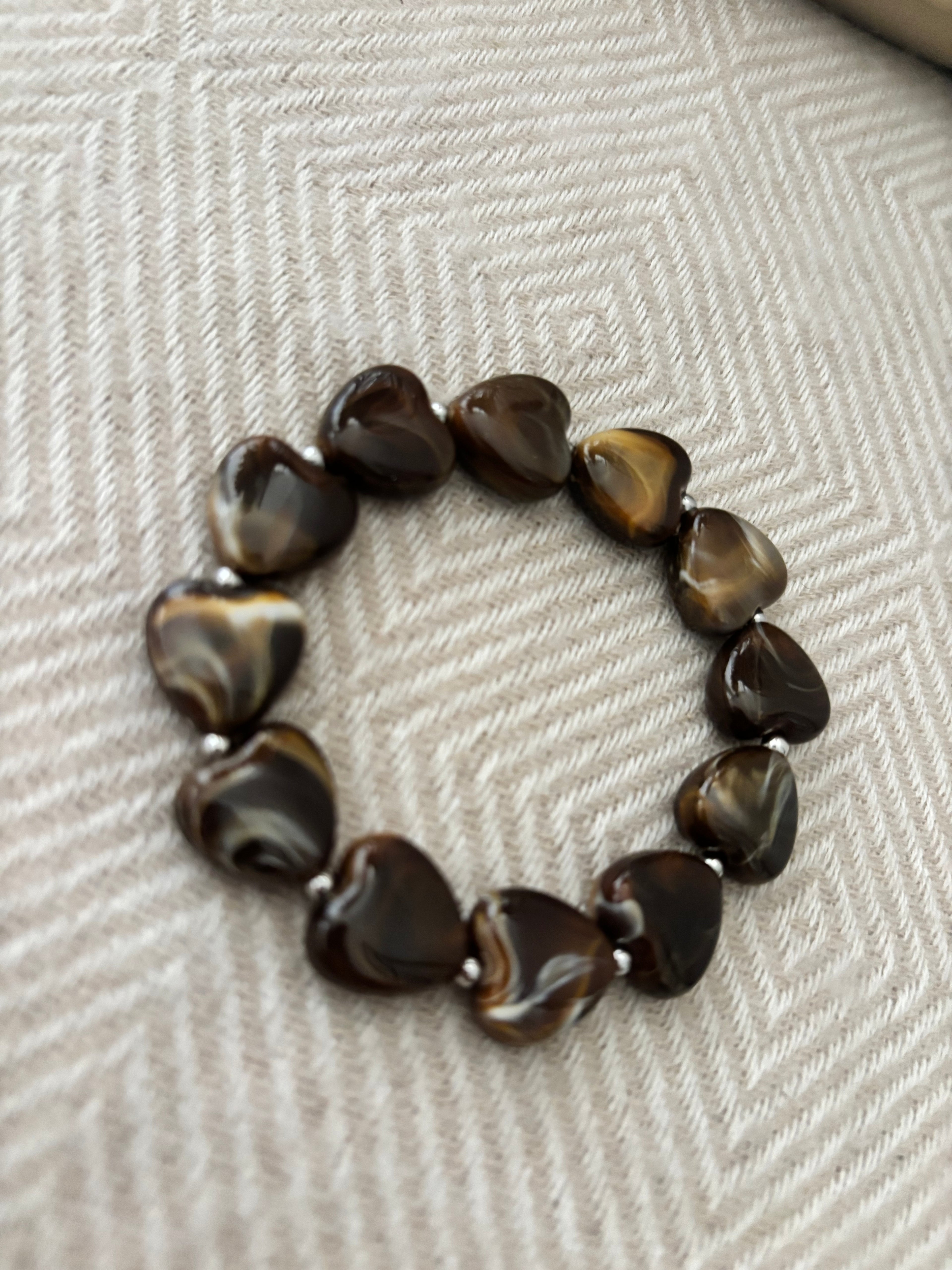Armband hartjes bruin