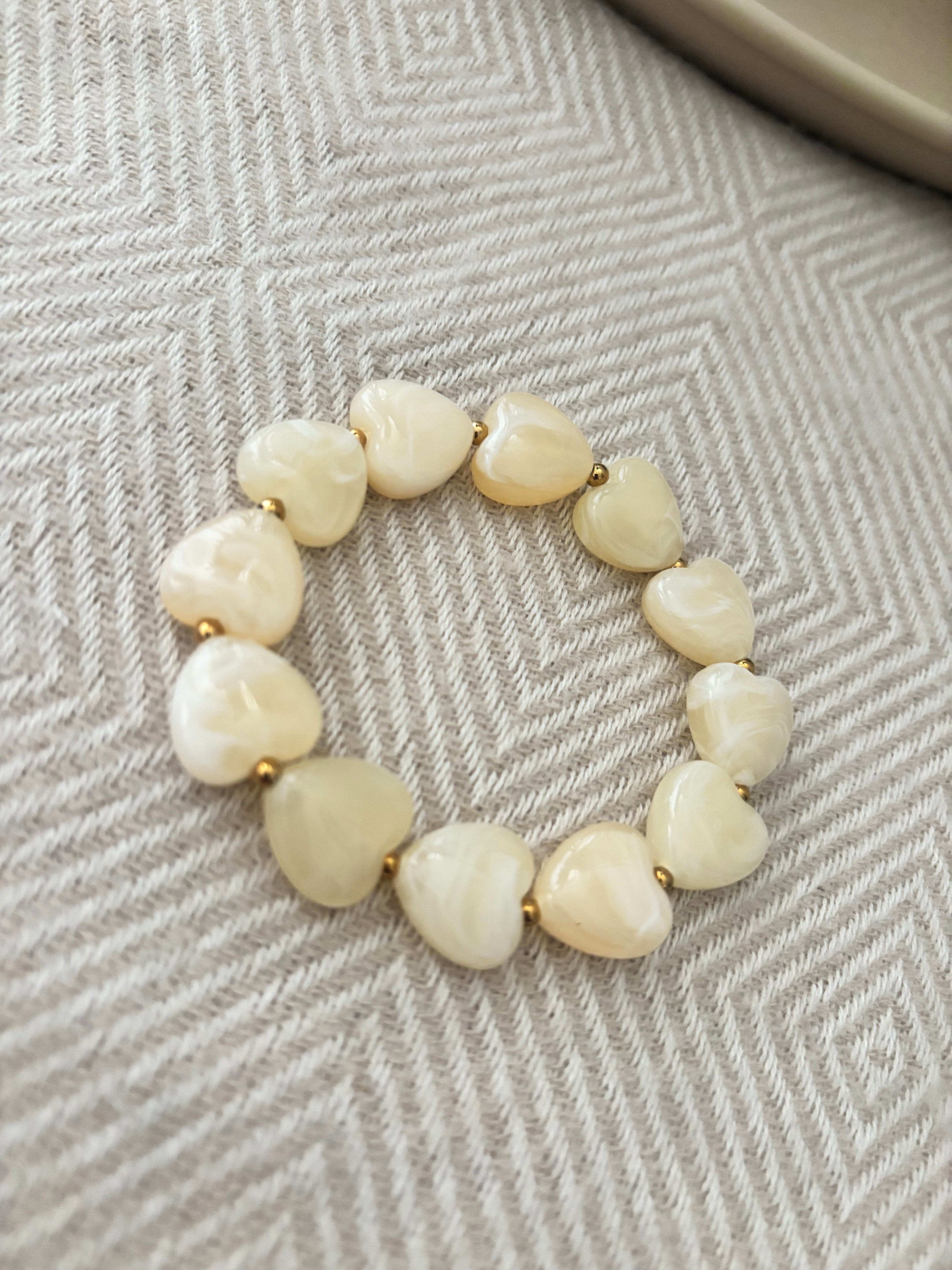 Armband hartjes crème